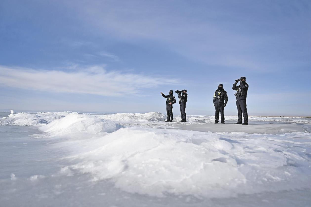 青海湖畔,民警守護(hù)“高原藍(lán)寶石”