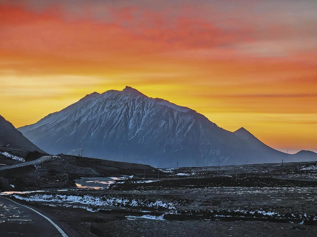在青海拉脊山邂逅雪山日出