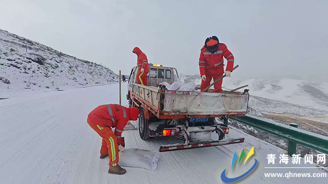 19條國省干線公路積雪結(jié)冰 青海交通部門全力處置保暢通