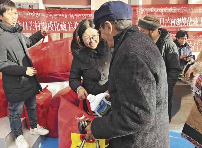 為脫貧戶發放慰問品。攝影:尹耀增