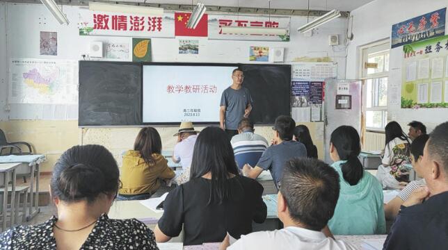 【中國夢 勞動美】三尺講臺獻芳華——記2024年青海省先進工作者王峰