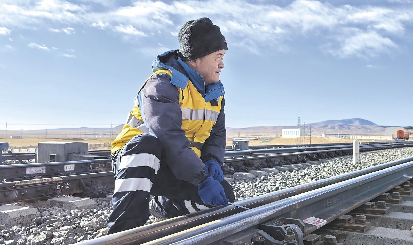 【新春走基層·致敬奮斗者】沱沱河信號(hào)車間里的硬漢柔情