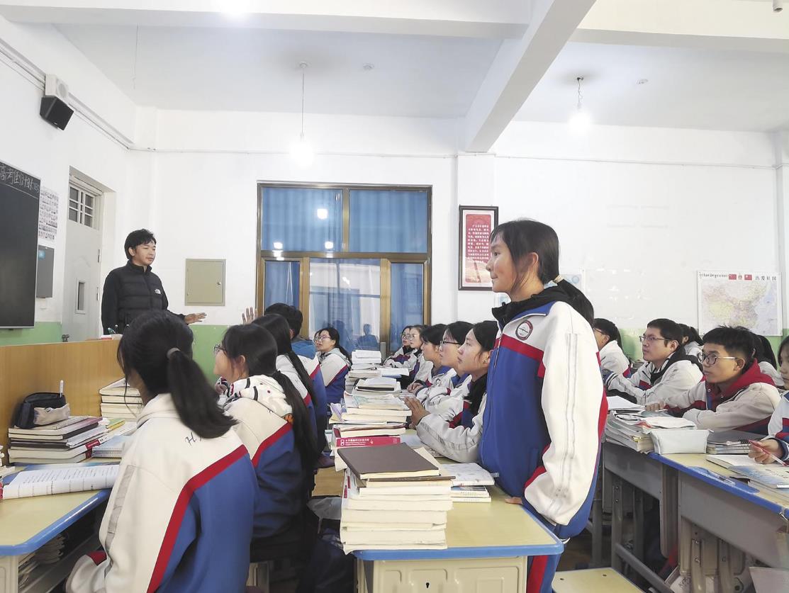 【祖國好 家鄉(xiāng)美】用愛點亮學生心燈