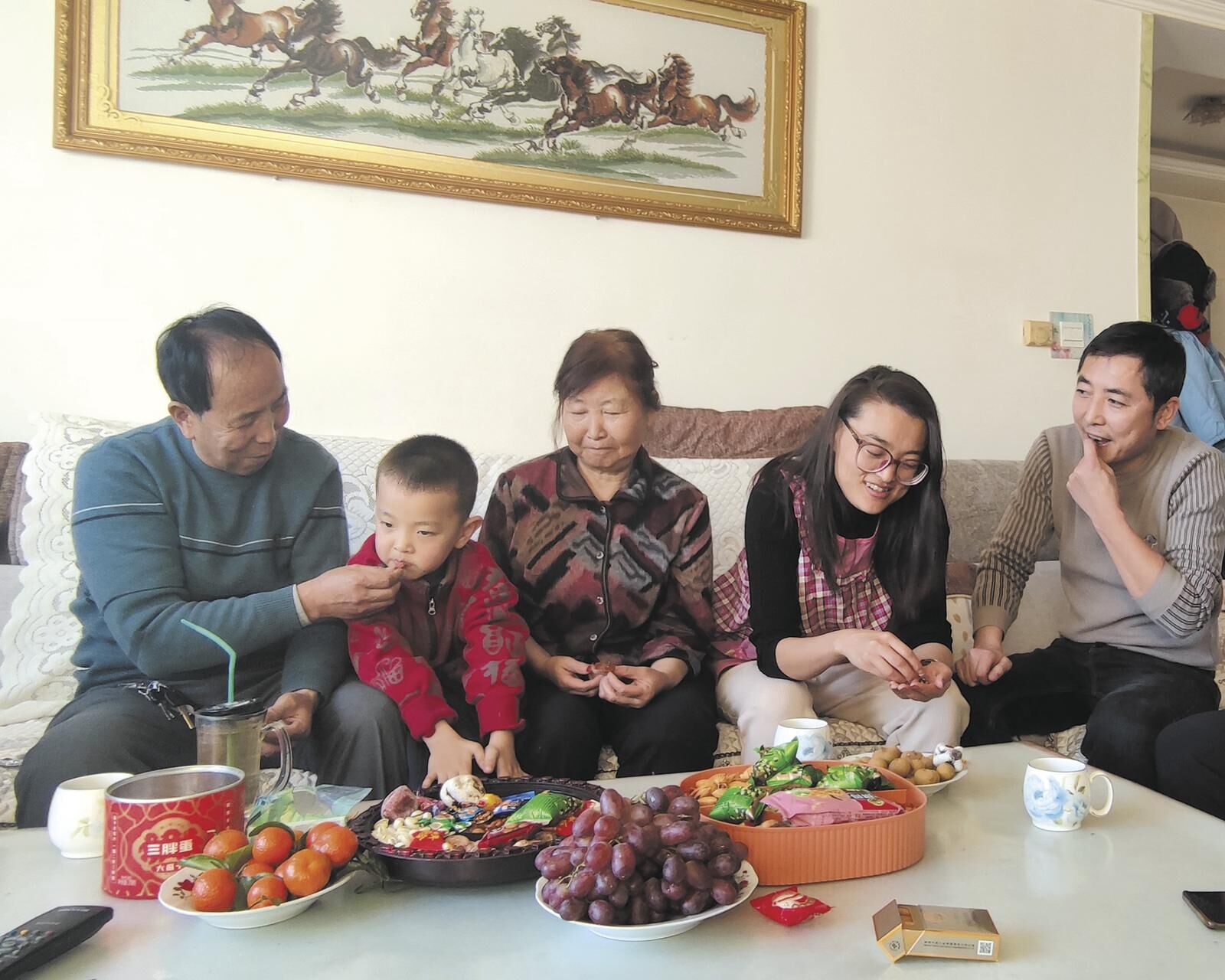 【新春走基層·溫暖進萬家】一家人圍坐 最是好時光