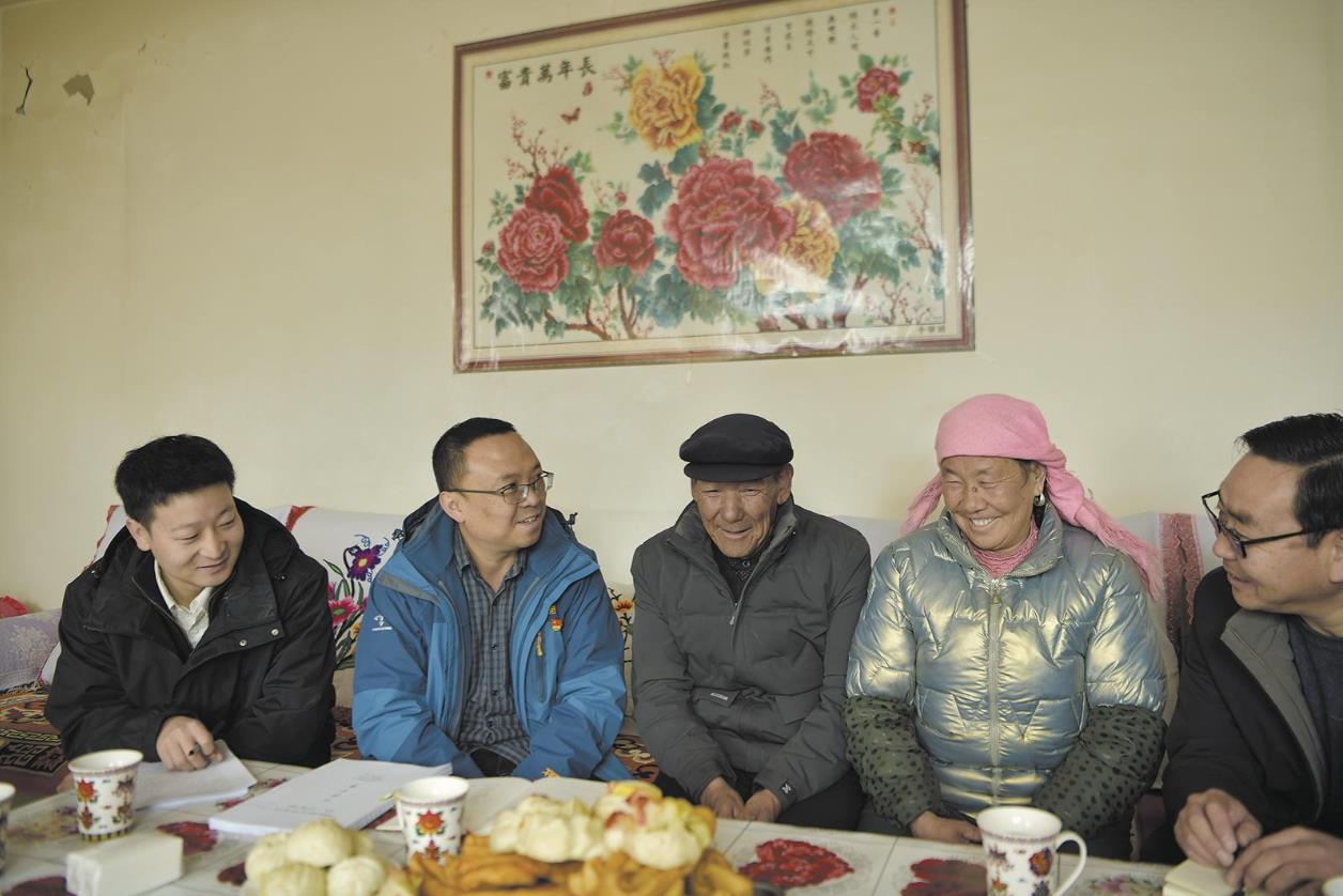 走村入戶話家常 惠農(nóng)政策暖心間