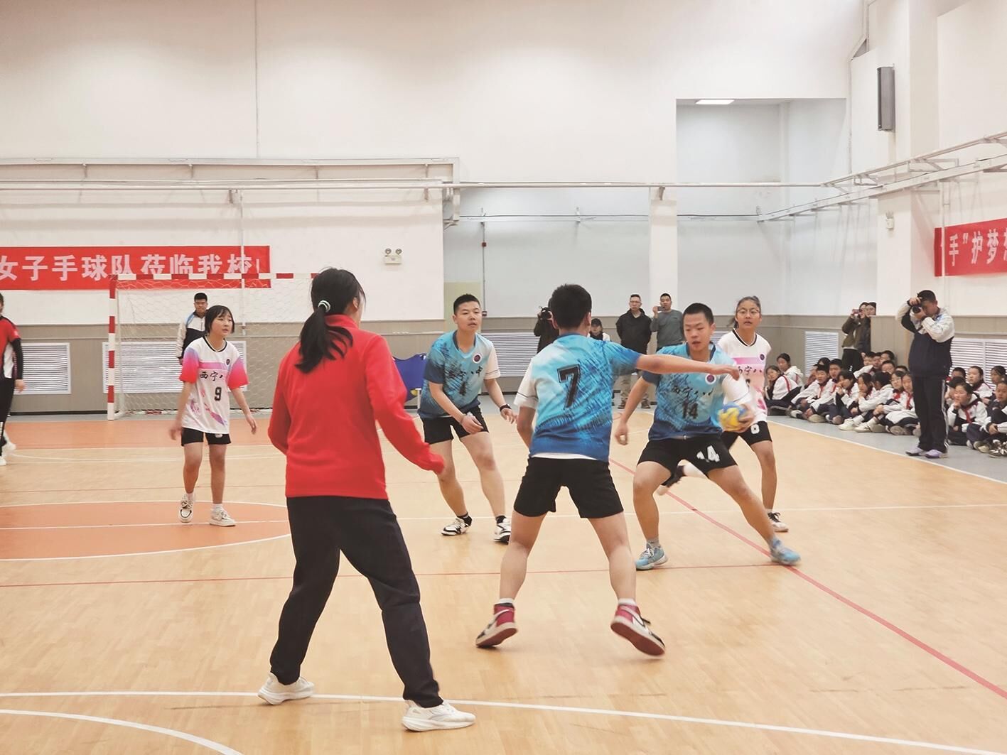 大顯身“手”!西寧中學生和國家隊零距離接觸