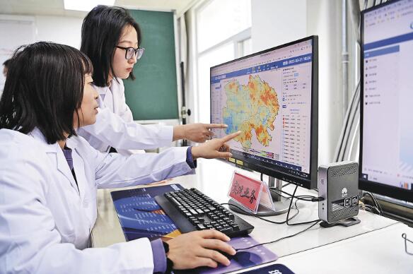 青海省氣象信息中心業務平臺工作人員實況分析天氣變化。