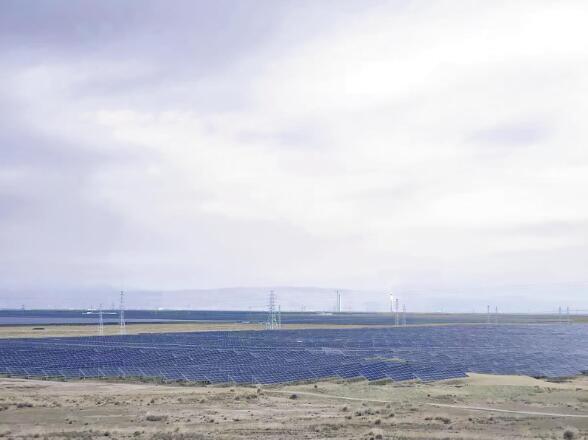 位于海南州共和縣塔拉灘的黃河公司光儲一體化實證基地50萬千瓦光伏項目建設現場。攝影:王精龍