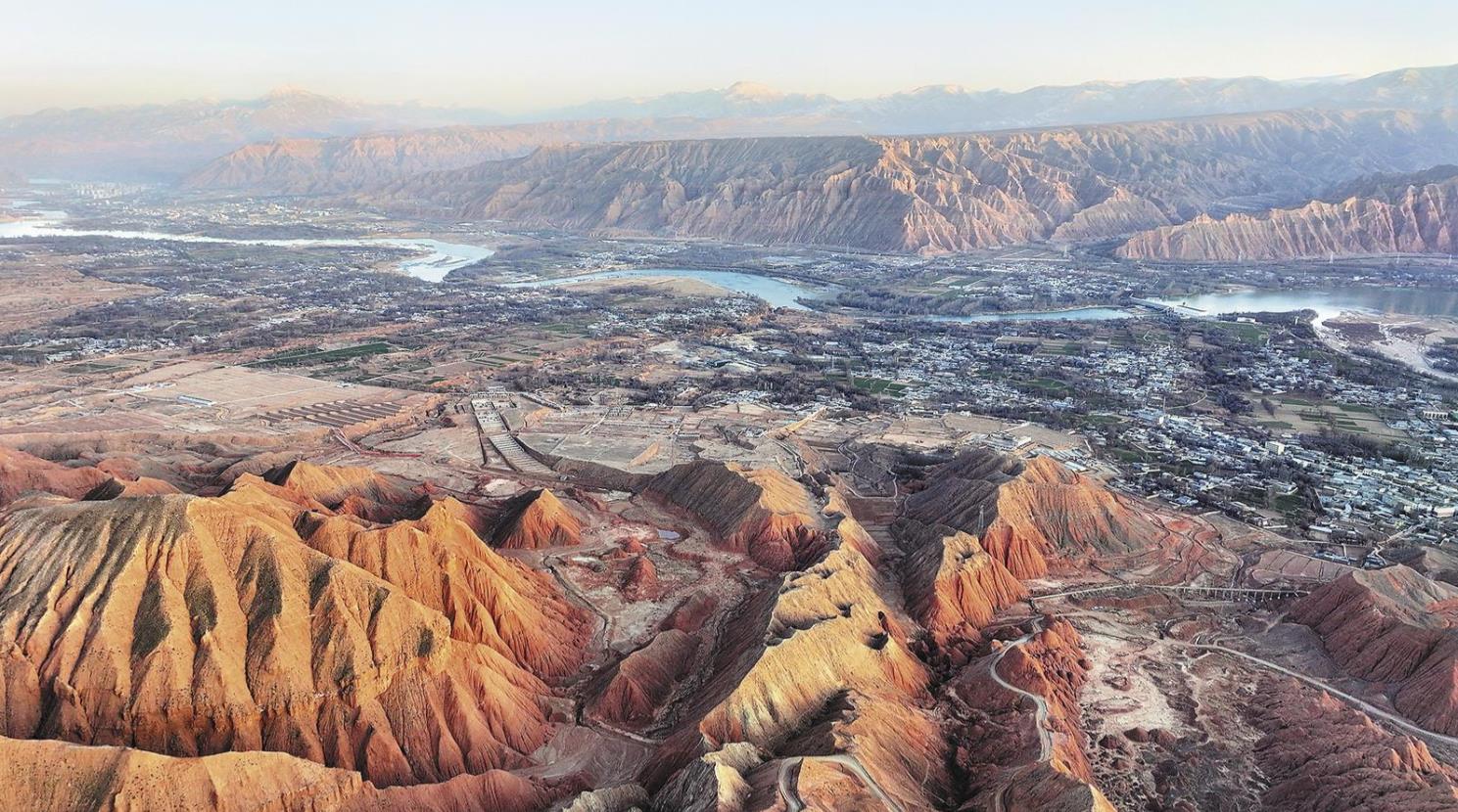 青海化隆:丹山碧水如畫卷