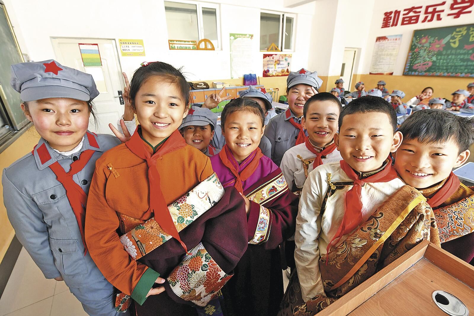 【感黨恩 聽黨話 跟黨走·和諧青海行】育心鑄魂促團結 校園共繪民族情