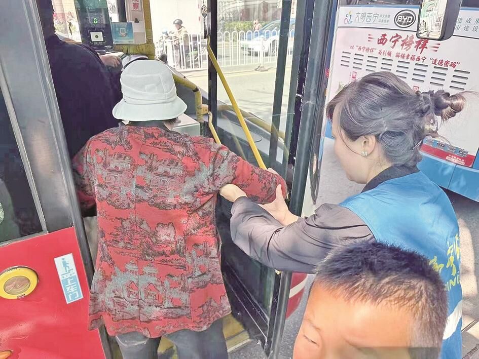 公交適老服務升級 老人出行更便捷