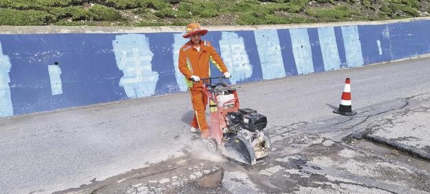 【中國夢·勞動美——凝心鑄魂跟黨走 團結奮斗新征程】車輪印痕下的守護力量——記青海省玉樹公路總段雜多公路段駕駛員愛帕扎西才仁