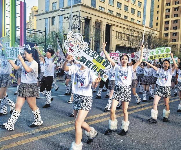 豹街,“燃”起來!——2025年城北區“趣浪城北·豹街”大型民俗巡游表演見聞