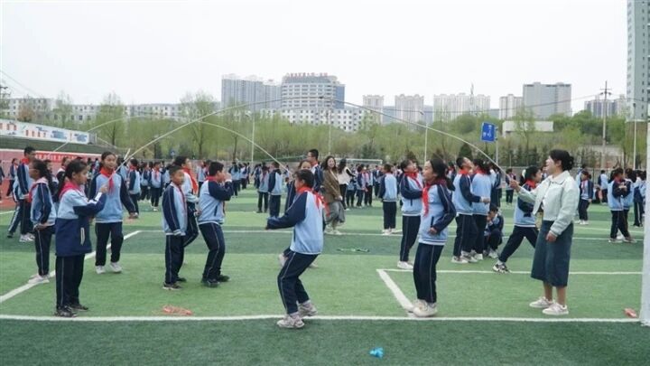 讓學生身上有汗 眼里有光 腳下有力