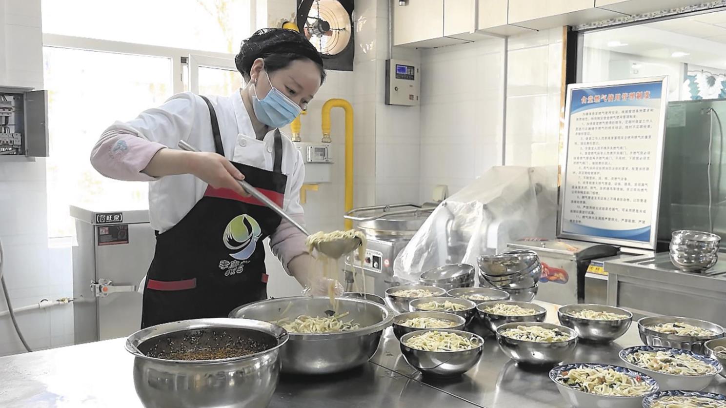 【鏡觀】“幸福食堂”吃出“幸福滋味”