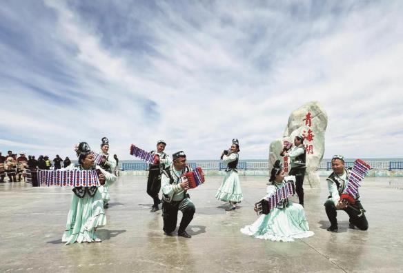 【文化中國行】新青兩地藝術(shù)家青海湖畔聯(lián)袂獻(xiàn)藝