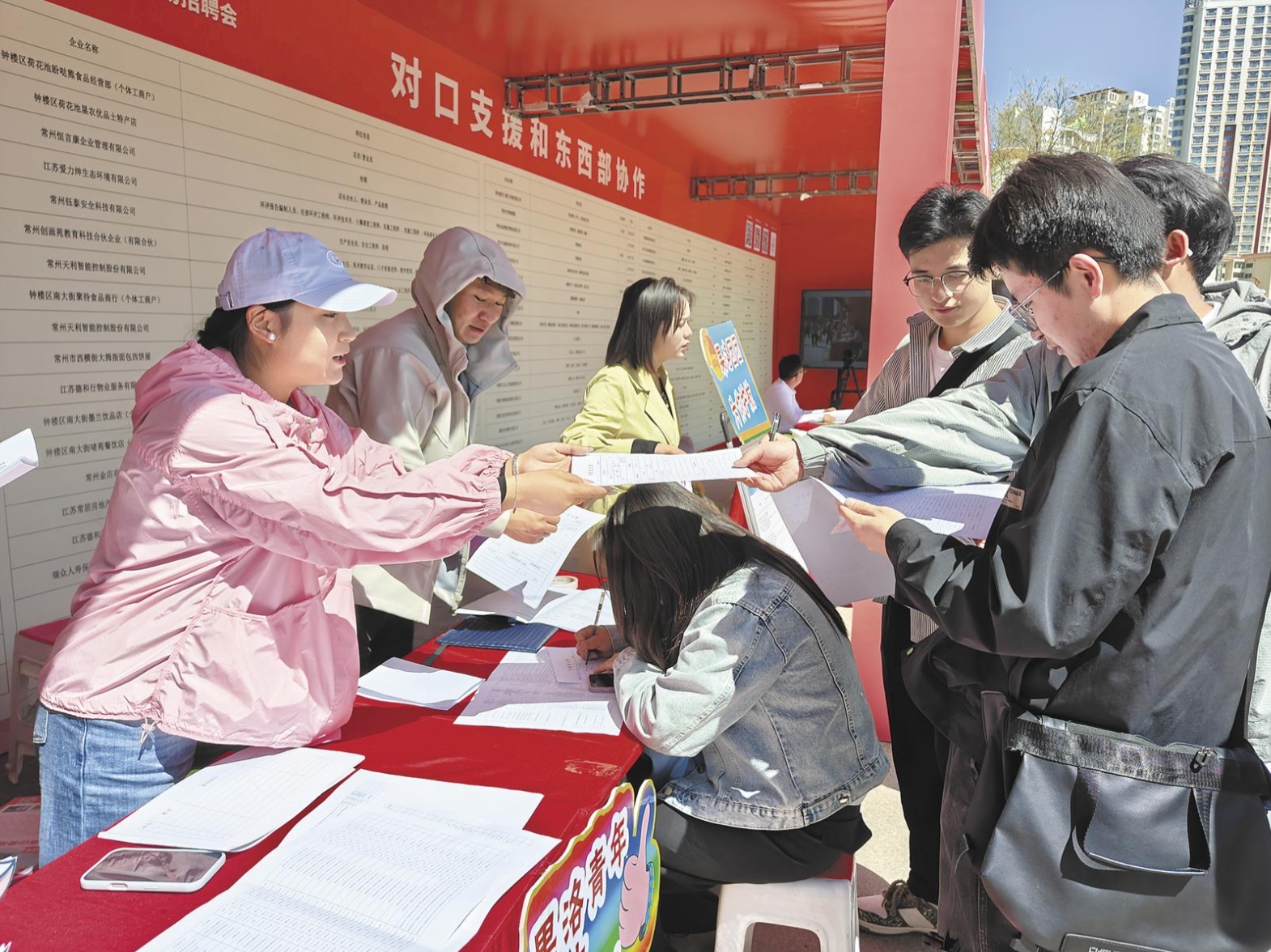 以青春之名 筑夢想之橋——青海共青團服務青年就業專場招聘會見聞