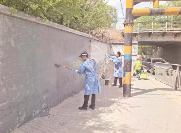 青海西寧:修復墻面 沖洗路面 提升城市顏值與氣質