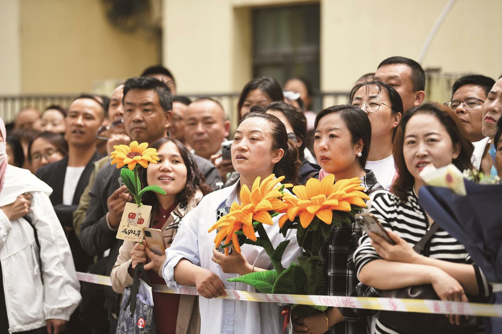 高考首日見聞:題型新穎是焦點 愛的守護是常態