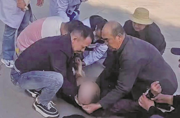 最美醫(yī)者合力救助暈倒老人