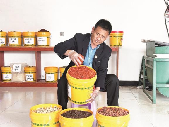 他用金子般的心照亮助殘路——記全國勞動模范關卻才讓