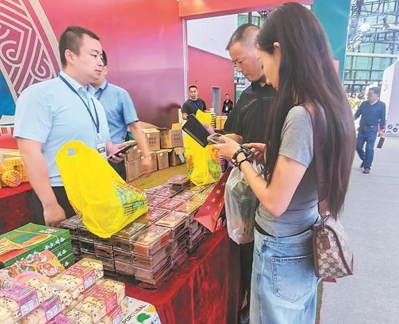 【開放合作·綠色發展——2025青洽會特刊·展會聚焦·花絮】澳門館首秀青洽會 “蟹羊聯名”啟新程