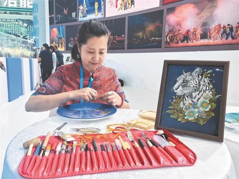 【開放合作·綠色發展——2025青洽會特刊·展會聚焦·速遞】景泰藍與唐卡的“握手”