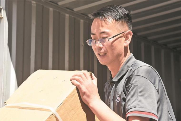 【最美高原奮斗者·最美快遞員】日日奔波里有笑也有甜——記果洛順豐速遞業務員張生強