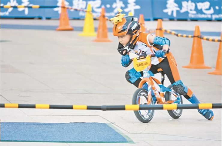 300余名萌娃騎滑步車助陣環青賽