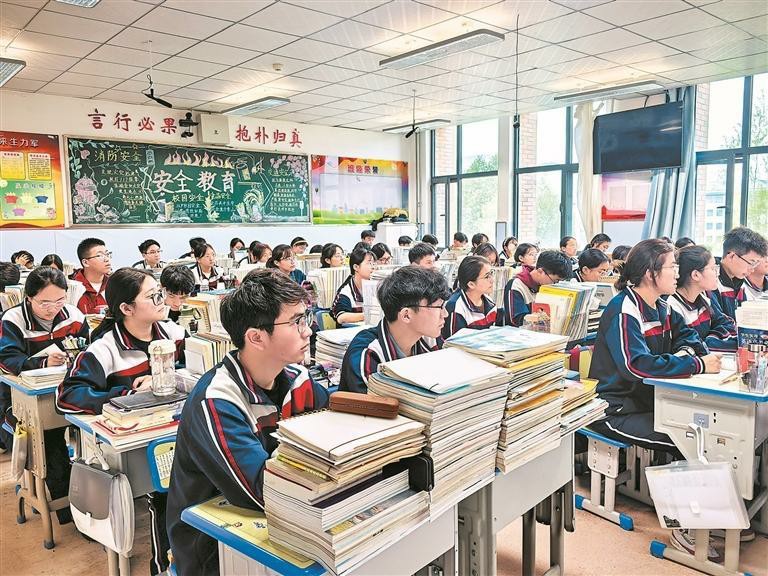 思政課上“一束光” 少年心中“一盞燈”