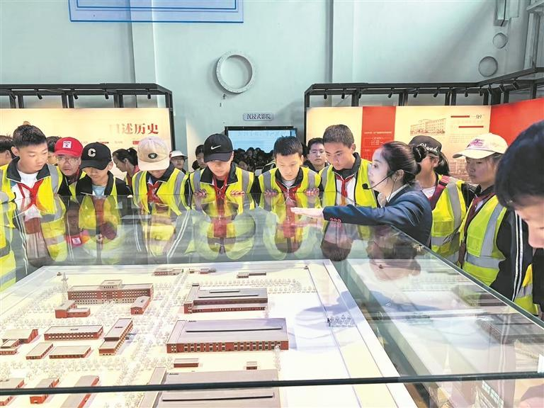 河清海晏處 三色共輝光