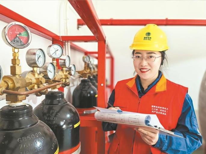 【報效祖國 建功西部】高原“木蘭”映山河 綻放“最美”電力光——記全國最美職工、國網(wǎng)青海超高壓公司職工吳嘉楠