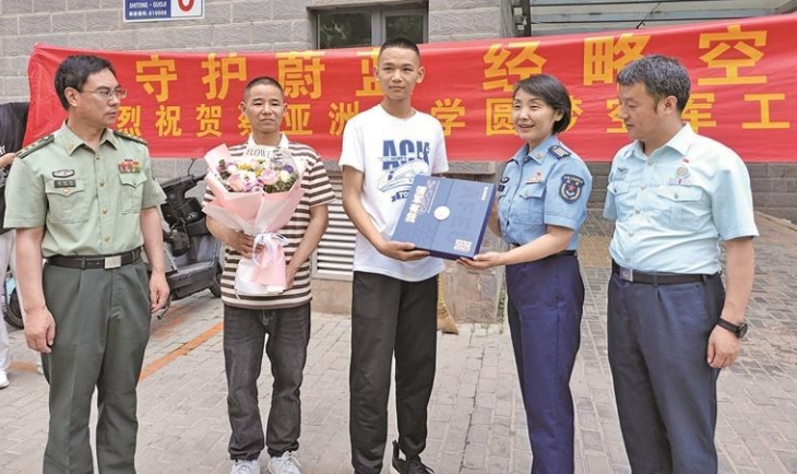 同一天收到錄取通知書 青海湟川中學一對同桌變戰友