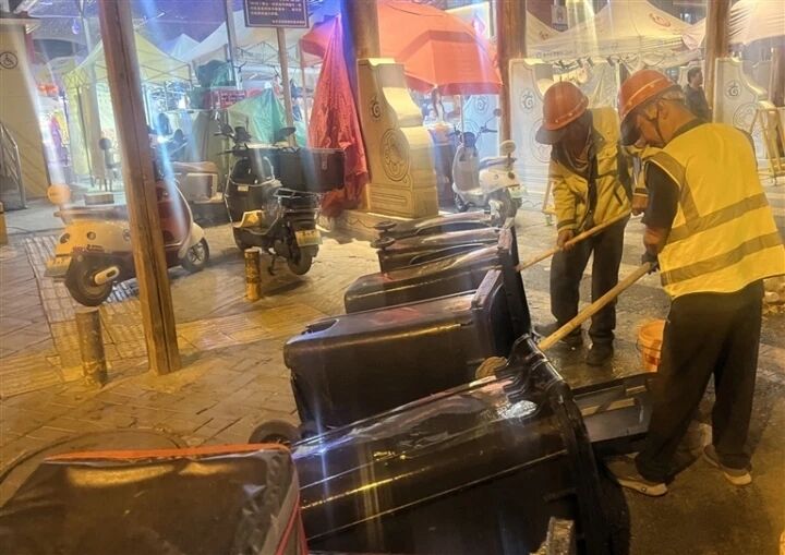 青海西寧:煙火與潔凈交融,環(huán)衛(wèi)守護(hù)獲游客點(diǎn)贊