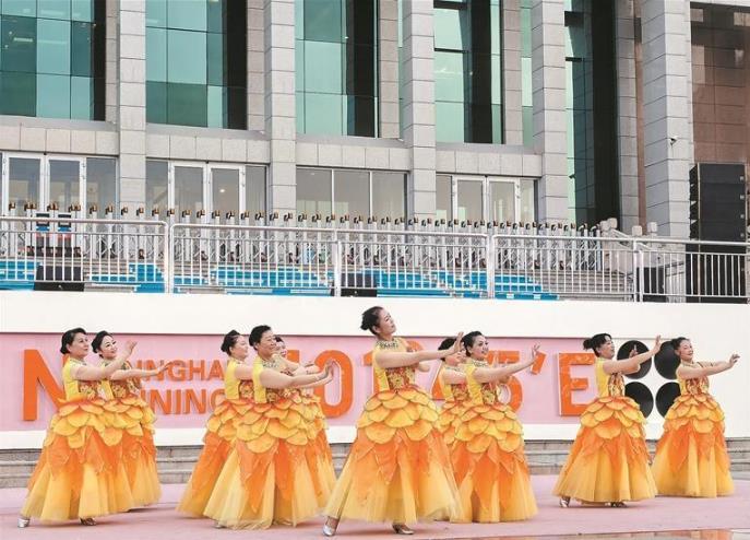 河湟文化大集上演多民族服飾秀