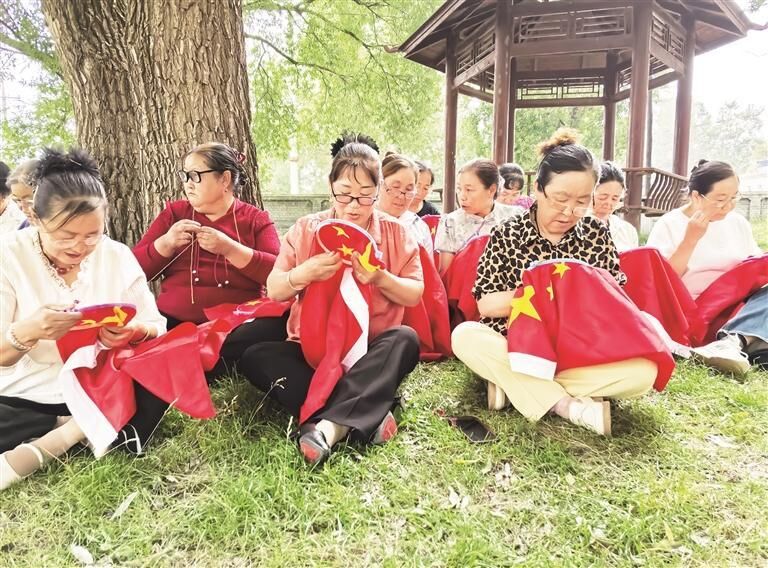 青海繡娘為抗戰老兵繡五星紅旗