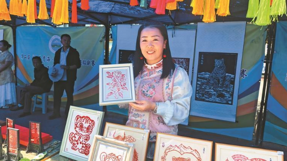 【大美青海·高原足球】場外開心逛展 場內(nèi)你攻我守——第二屆“青超聯(lián)賽”第十一輪西寧主場見聞