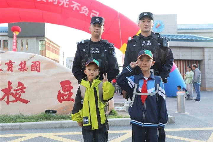 開學(xué)啦!西寧公安“護(hù)學(xué)崗”準(zhǔn)時(shí)“上線”