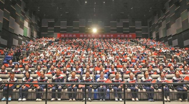 【紀念中國人民抗日戰爭暨世界反法西斯戰爭勝利80周年大會特別報道】心中燃起精神火炬——紀念中國人民抗日戰爭暨世界反法西斯戰爭勝利80周年大會集中觀看活動見聞