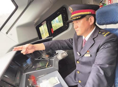 【青海故事·探班三百六十行】陳曉寧:開最穩的動車 當最好的司機