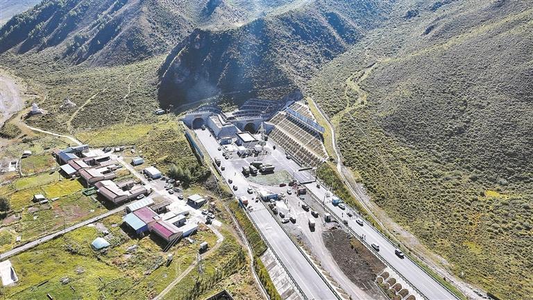 【新時(shí)代 新征程 新偉業(yè)·高質(zhì)量發(fā)展調(diào)研行】這條穿行云端的隧道“重量”幾何?