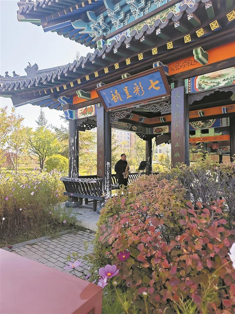 互助居民在家門口練習樂器。本報記者 陳晨 攝