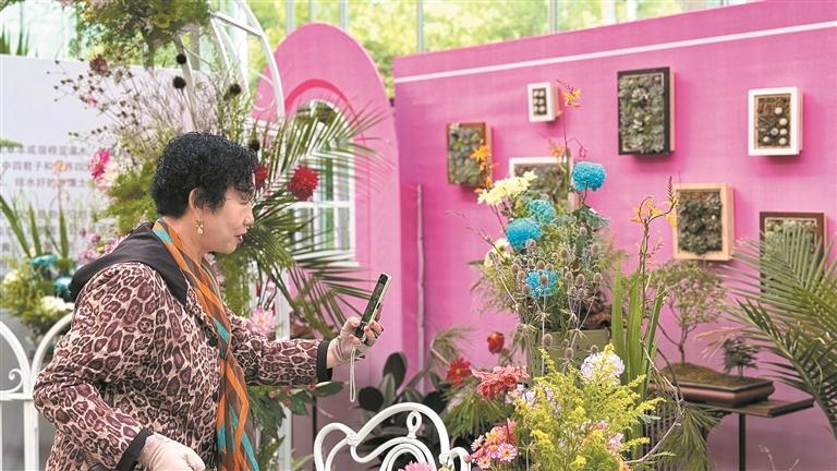 市民游客打卡西寧植物園。本報記者 張慧慧 攝