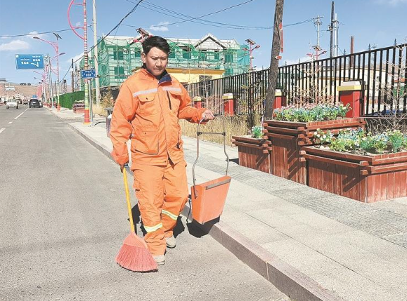 【最美高原奮斗者·最美交通人】三江源的環境“美容師”——記曲麻萊縣住房和城鄉建設局環衛所職工才仁扎西
