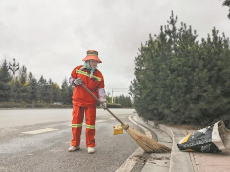 【最美高原奮斗者·最美交通人】九個春秋,掃出美麗交通線——記康潔科技集團有限公司平安分公司城區保潔員祁連梅