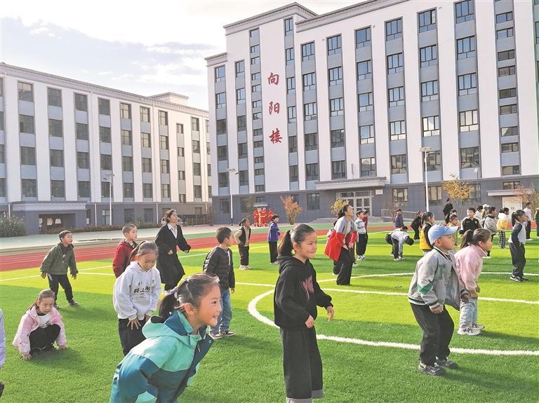 正在做課間操的孩子們。