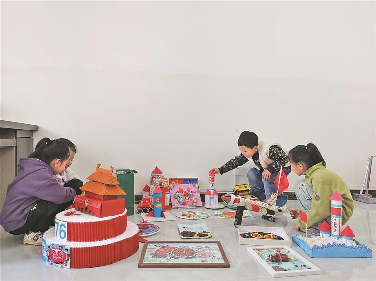 孩子們在一起學習研究其他同學手工制品。本報記者 白力閣 攝
