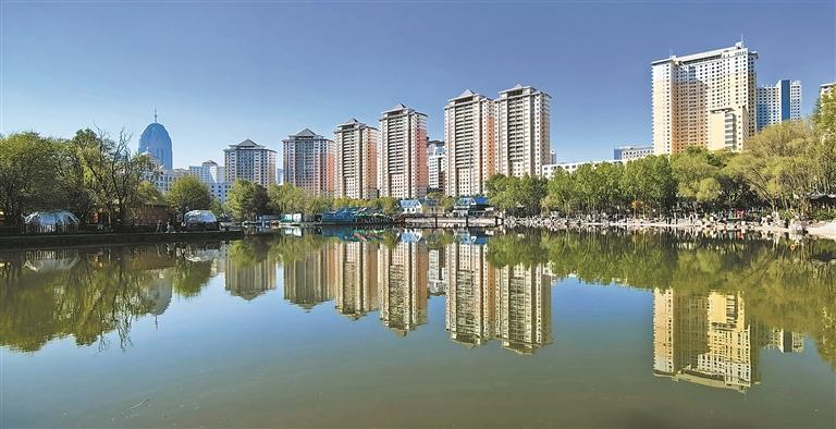 藍天碧水。本報記者 祁國彪 攝