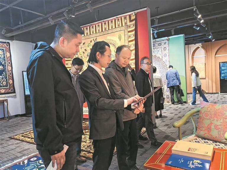 省政協調研組在西寧綜保區考察外貿商品出口情況。省政協供圖