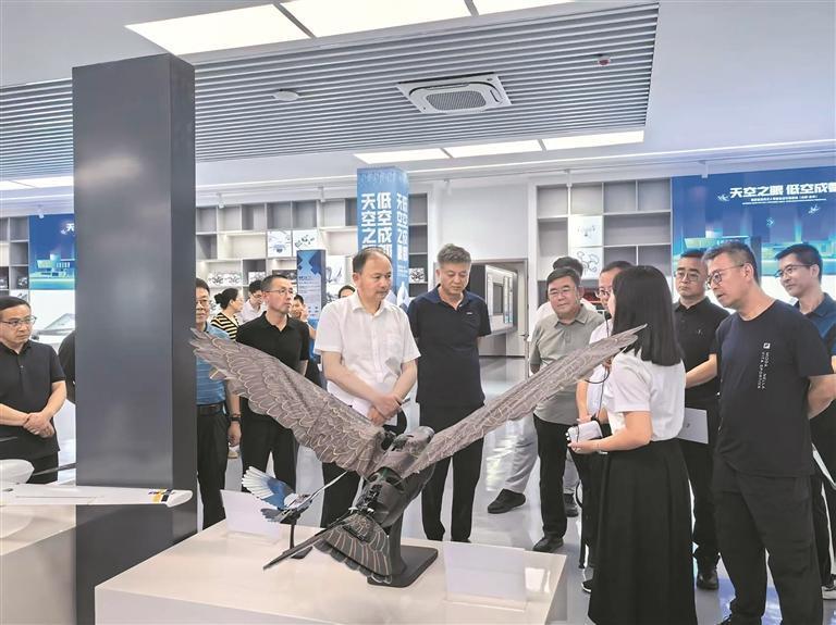 省政協調研組在重慶考察低空經濟發展情況。省政協供圖